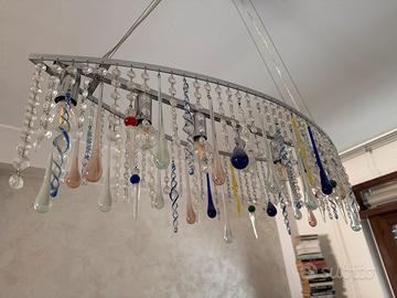 Lampadario con pendenti colorati