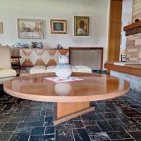 Tavolo rotondo basso in noce, da salotto.