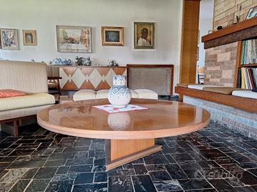 Tavolo rotondo basso in noce, da salotto.