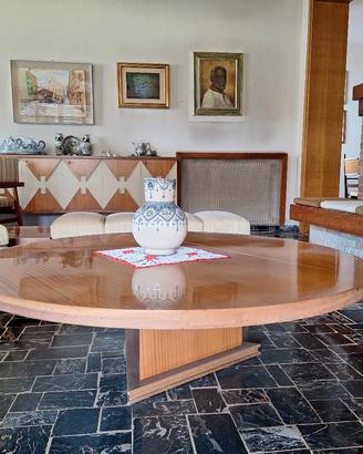 Tavolo rotondo basso in noce, da salotto.