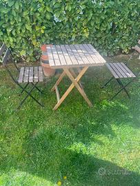 Tavolo e sedie da giardino