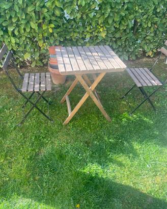 Tavolo e sedie da giardino
