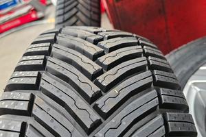 215 70 R 15 C Michelin Cross CLIMATE ² CAMPING 