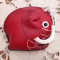 Portafoglio e portachiavi elefante in cuoio rosso.