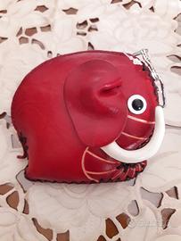 Portafoglio e portachiavi elefante in cuoio rosso.