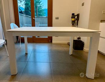 Tavolo allungabile +4 sedie calligaris