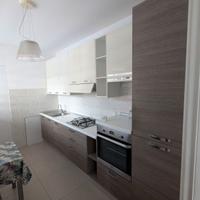 Cucina  con forno e frigorifero