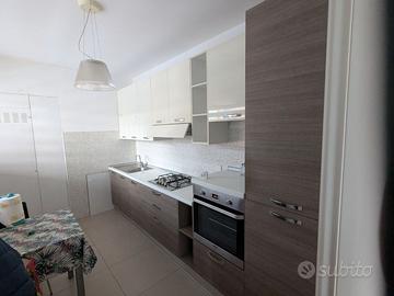 Cucina  con forno e frigorifero