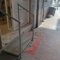 scalino di ferro con passamano 