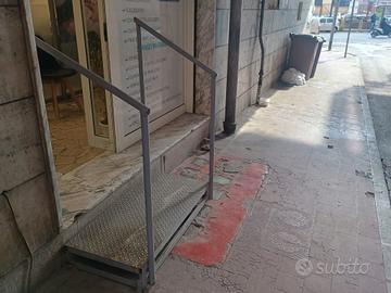 scalino di ferro con passamano 