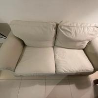 Divano due posti colore bianco crema.