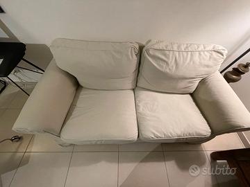 Divano due posti colore bianco crema.