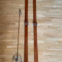 Sci vintage d’epoca di legno con bacchetta