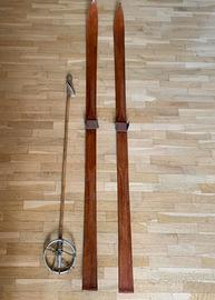 Sci vintage d’epoca di legno con bacchetta