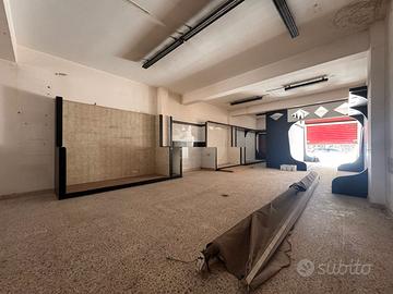 CONTESSE - Locale commerciale Cat. C/1, 2 vetrine