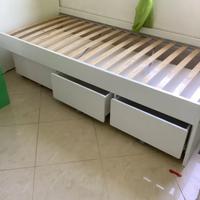 Letto una piazza con tre cassettoni con rotelle