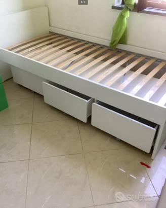 Letto una piazza con tre cassettoni con rotelle