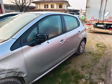 Peugeot 208 Access puretech 68  Sinistrata