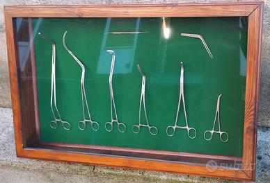 Bacheche legno con ferri chirurgici