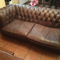 Divano chesterfield in pelle spazzolata