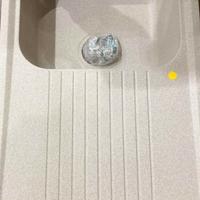 lavello i fragranite una vasca.