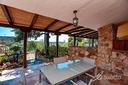 villino-ampia-veranda-barbecue-posto-auto