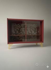 Credenza rossa con vetri