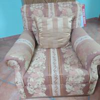 Divano quattro posti e due poltrone, con 7 cuscini