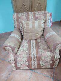 Divano quattro posti e due poltrone, con 7 cuscini