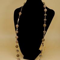 collana lunga pietre dure beige e dorate bijoux