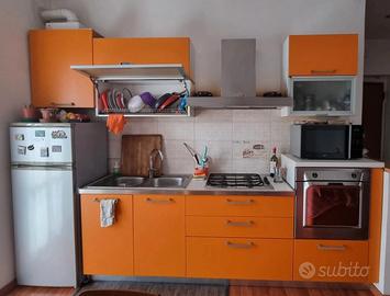 cucina lineare con forno 