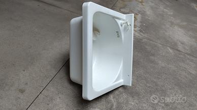 ripiano con lavandino di plastica e mobile 
