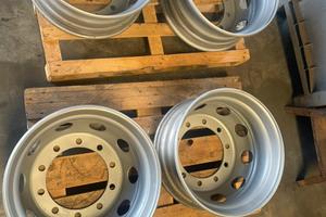 Cerchi camion 22,5 con gomme
