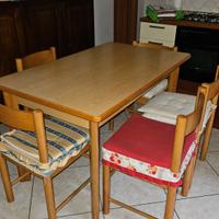 Tavolo in legno con 5 sedie pagliate