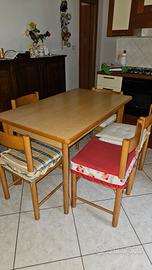 Tavolo in legno con 5 sedie pagliate