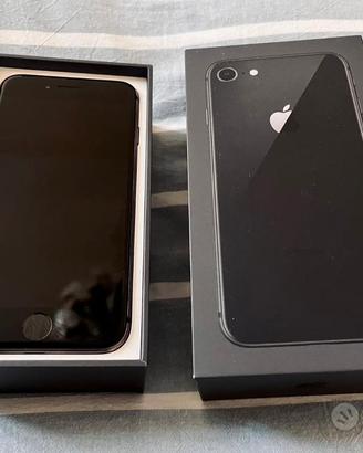 iPhone 8 (64GB) nero con kit protettivo e custodia
