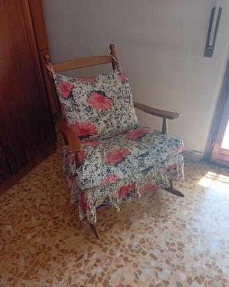 Sedia a dondolo in legno.