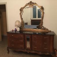 Cassettiera con specchiera in stile chippendale