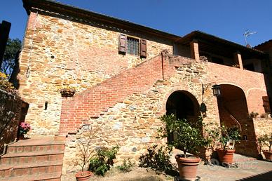 CL234 - Casale Storico con Cortile Interno e Quatt