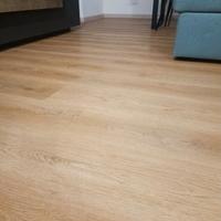 Pavimento laminato SPC effetto legno Rovere