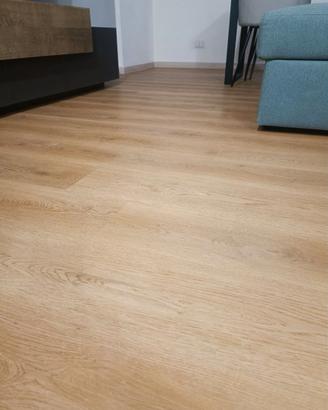 Pavimento laminato SPC effetto legno Rovere