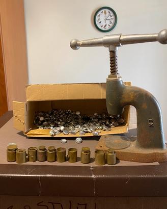 Pressa per bottoni in stoffa