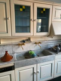 Cucina con Lavabo in Marmo Scavato di Carrara