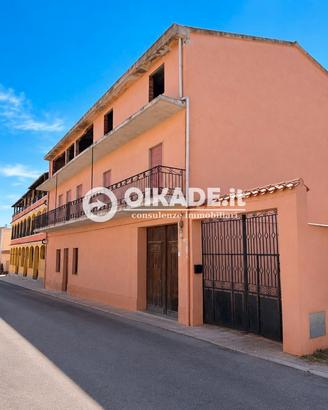 Capoterra - Quadrivano con cortile e posto auto