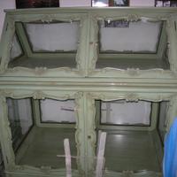 Vetrina in legno con alzata