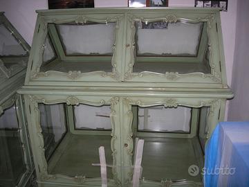 Vetrina in legno con alzata