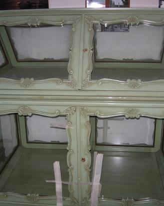 Vetrina in legno con alzata