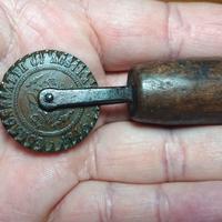 Rotella per pasta con moneta 1Penny Australia 1916