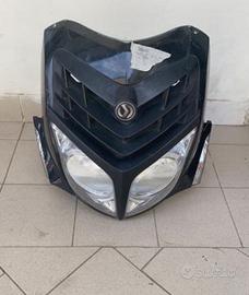 .Scudo anteriore SYM HD2 con fari e frecce