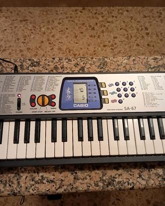 pianola Casio SA-67 